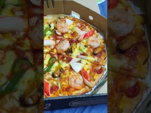 Finger licking seafood pizza in Bangkok,Thailand #shorts #seafood #pizza #bangkok #thailand