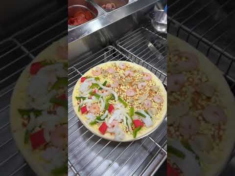 Domino’s Pizza | Thailand Street Food การทำพิซซ่าที่โดมิโน่ 🍕