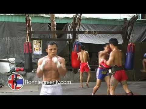 Boxing Eastern Style. PABA Champion training in Thailand. Very fast hands.